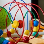 自閉症の子供にシール貼りは有効！手先の感覚を養って脳に働きかける効果あり。
